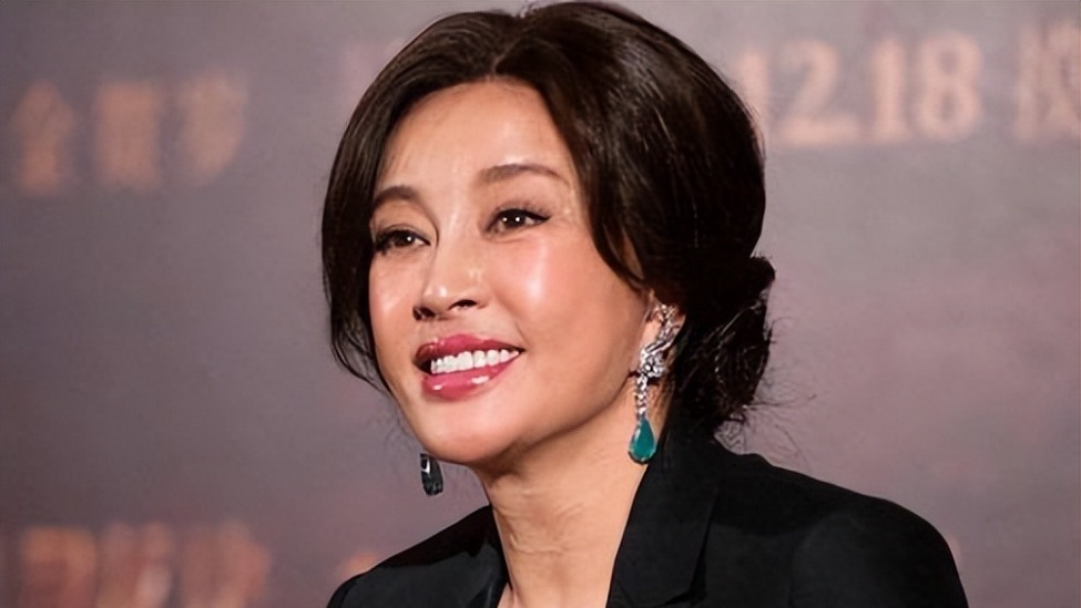 世纪大和解？74岁刘晓庆手臂受伤、打石膏录节目，宁静贴心牵她手封面图