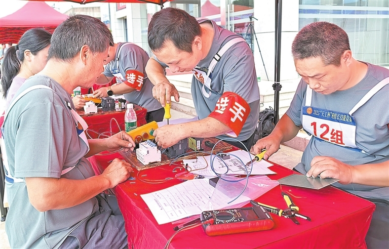 8月15日,2025年宜春市“天工杯”班组长综合管理技能竞赛在铜鼓产业园举行。通过以赛代训,提升班组长综合管理水平,提高企业生产效率和质量。本报全媒体记者 邹海斌摄