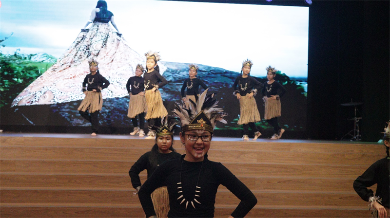崇棉中小学文化大乐园开营仪式师生表演