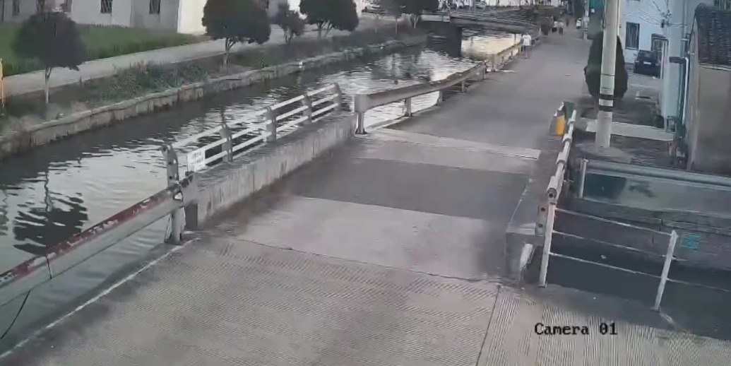 暖心！老人落水，执法蓝58岁老党员挺身而出！