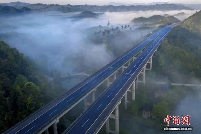 江西建设的“美绿高速”。　江西交投集团供图