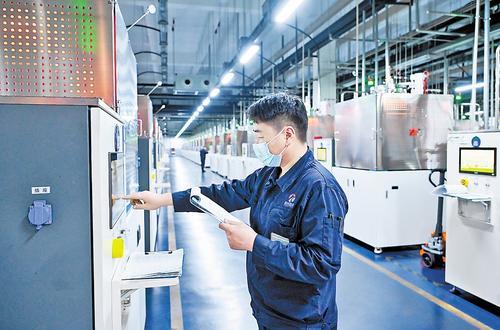 近日,在河北同光半导体股份有限公司晶体生长车间内,工作人员在检查晶体生长设备运行情况。侯 虓摄