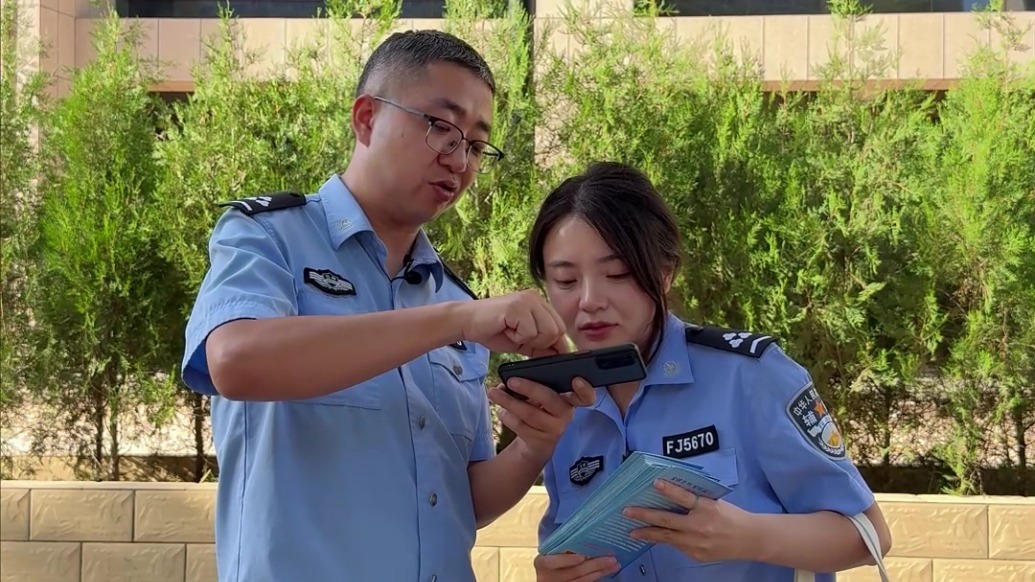 街头追着劝VS群众主动闯关　看这波网络反诈宣传谁赢了