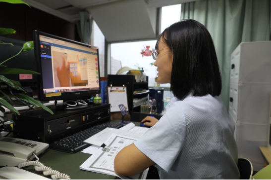 中山街道行政综合服务中心工作人员正在进行线上勘验。张书曼 摄