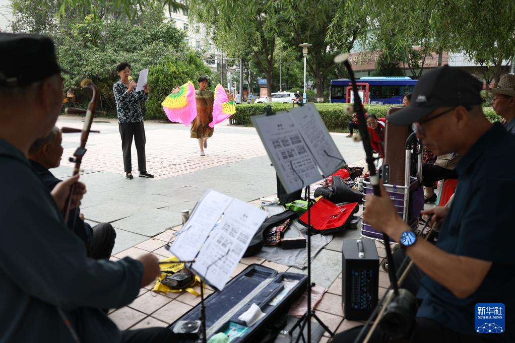 市民在兰州市城关区和政路口一处公园内休闲（9月16日摄）新华社记者　陈斌　摄