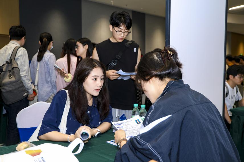 聚才兴链 智引未来——2025年重点产业链硕博人才供需洽谈会在高新区成功举办