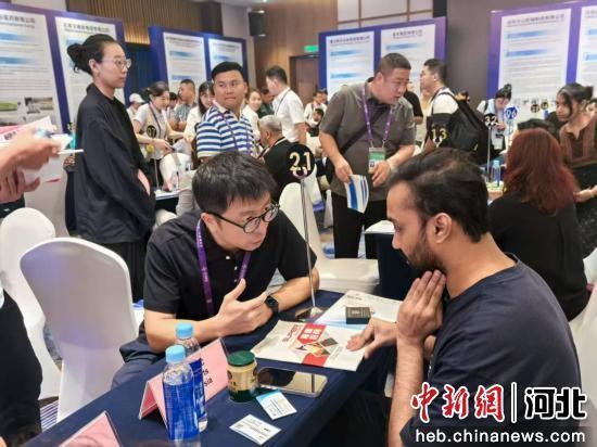 图为鸡泽县企业代表正在与东盟采购商洽谈进出口业务。 侯晓雯 摄