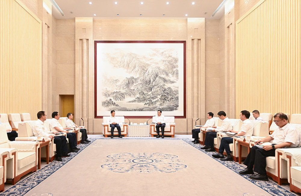 9月15日下午，市委书记袁家军，市委副书记、市长胡衡华会见国家卫生健康委党组书记、主任雷海潮一行。记者 苏思 摄