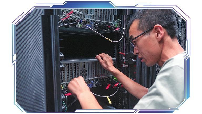 在中国移动（甘肃&middot;庆阳）数据中心N01新型工业化数据中心机房里，技术人员在调试设备。冯喜斌