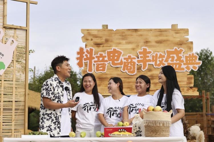 @田家四姐妹等三农达人亮相“果蔬红毯秀”