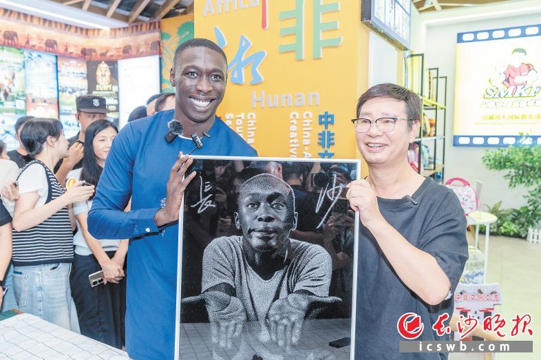 9月16日，在长沙之行中，“无语哥”收到了一件暖心的礼物——用锤子在玻璃上创作的肖像画。均为长沙晚报全媒体记者 邓迪 周数邑 易亿 冯启阳 摄影报道