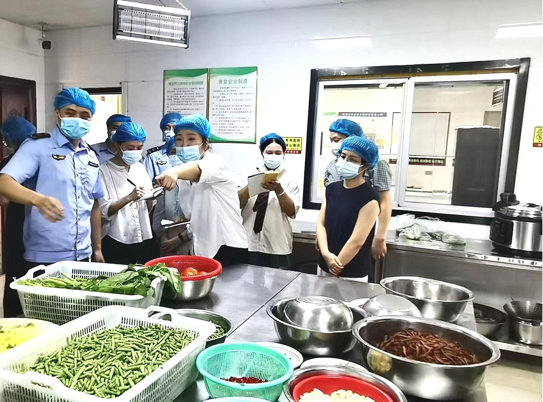 指导完善食堂管理。余夏菁/摄