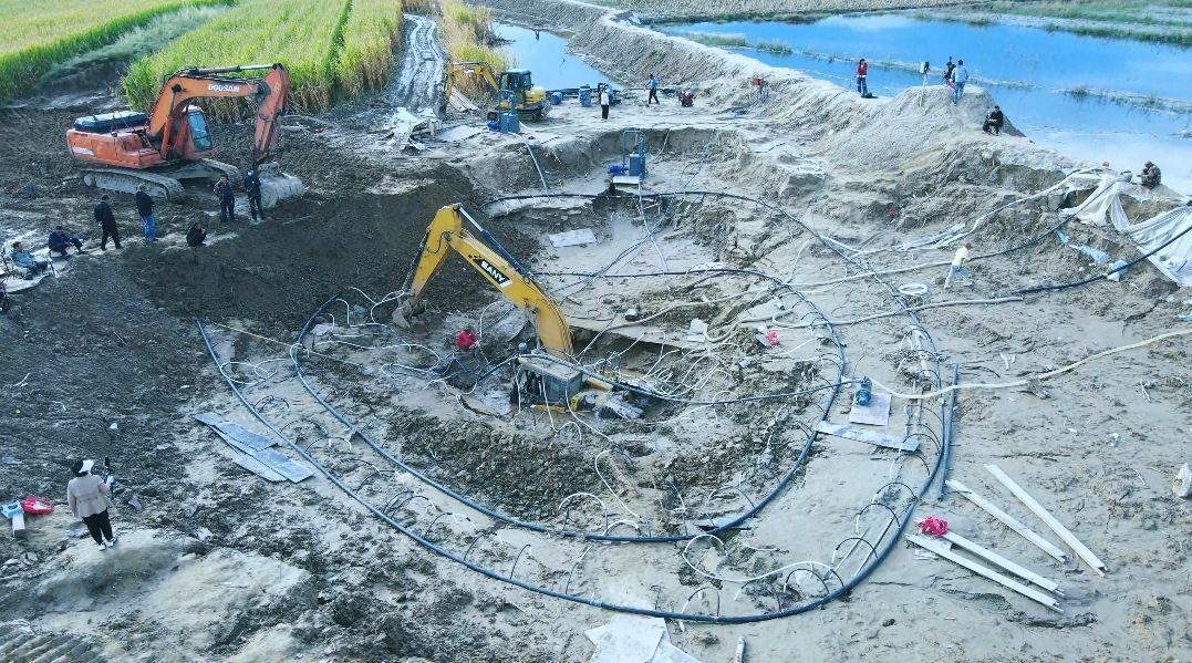 im电竞平台入口挖机参与抗洪抢险陷入沼泽近两月 施工队六次救援未能助它脱困|男女