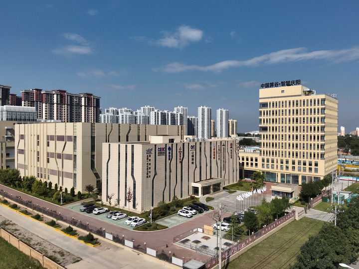 甘肃省庆阳市东数西算产业园区（2025年9月14日摄，无人机照片）新华社发（石强　摄）