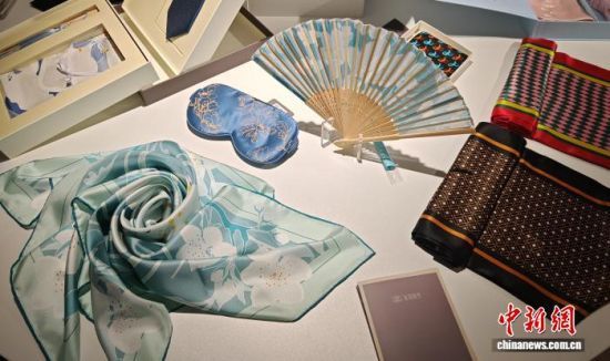 9月15日，江苏苏州盛泽跨境电商选品中心内展示的各种纺织品。中新社记者 谷华 摄