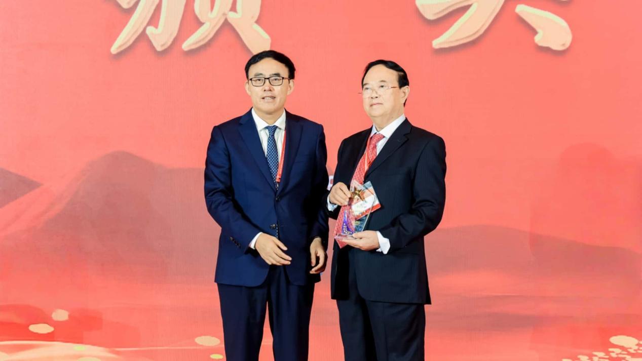 中国科学院院士、山东第一医科大学(山东省医学科学院)校(院)长陆林为谢立信教授颁发了“从医执教60周年荣誉奖杯”