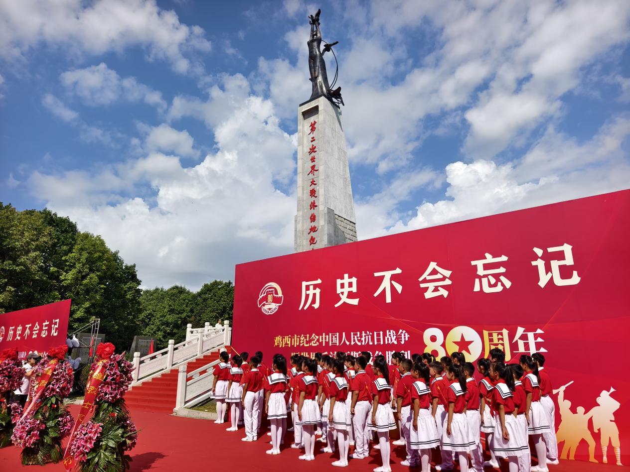 （现场庄严诵读“红色经典”）