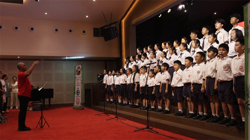 开营仪式崇棉学生代表齐唱国歌、校歌