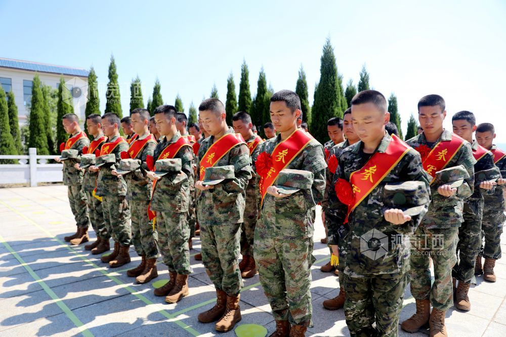 2025年9月15日，江西省吉安市峡江县革命烈士陵园，预定新兵向革命英烈默哀。