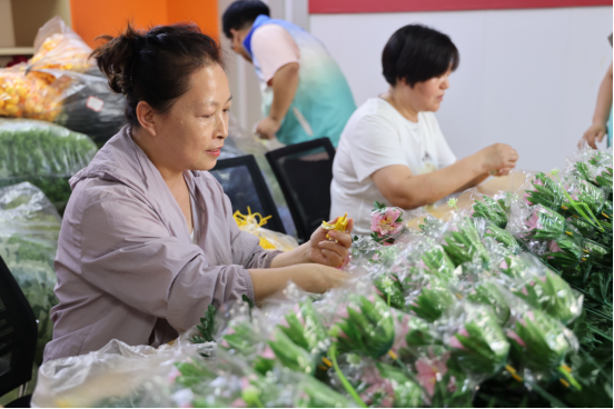 居民在社区微工厂制作手工花。 吴梦莹 摄