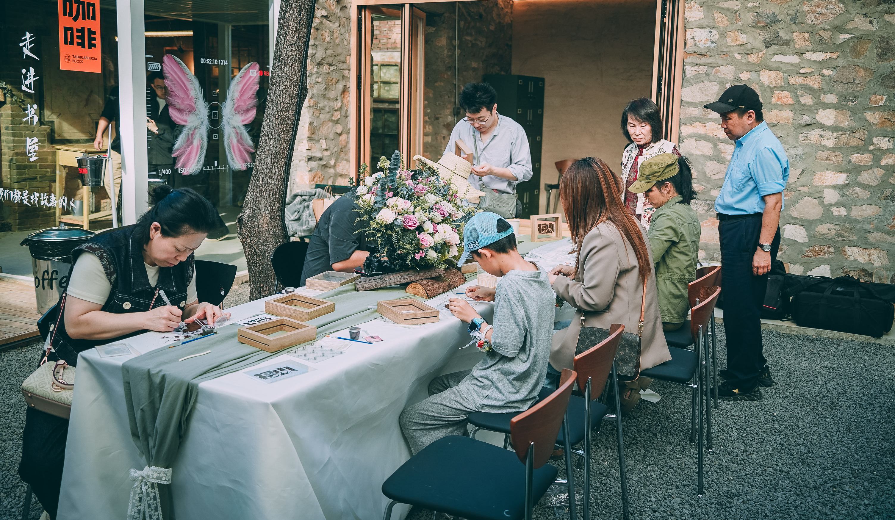 图为三河市浩然文化村手工坊中，游客体验咖啡沙画与非遗DIY。柴迎迎 摄