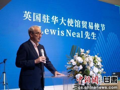 图为9月18日，英国驻华大使馆贸易使节Lewis Neal致辞。韩佳蓉　摄
