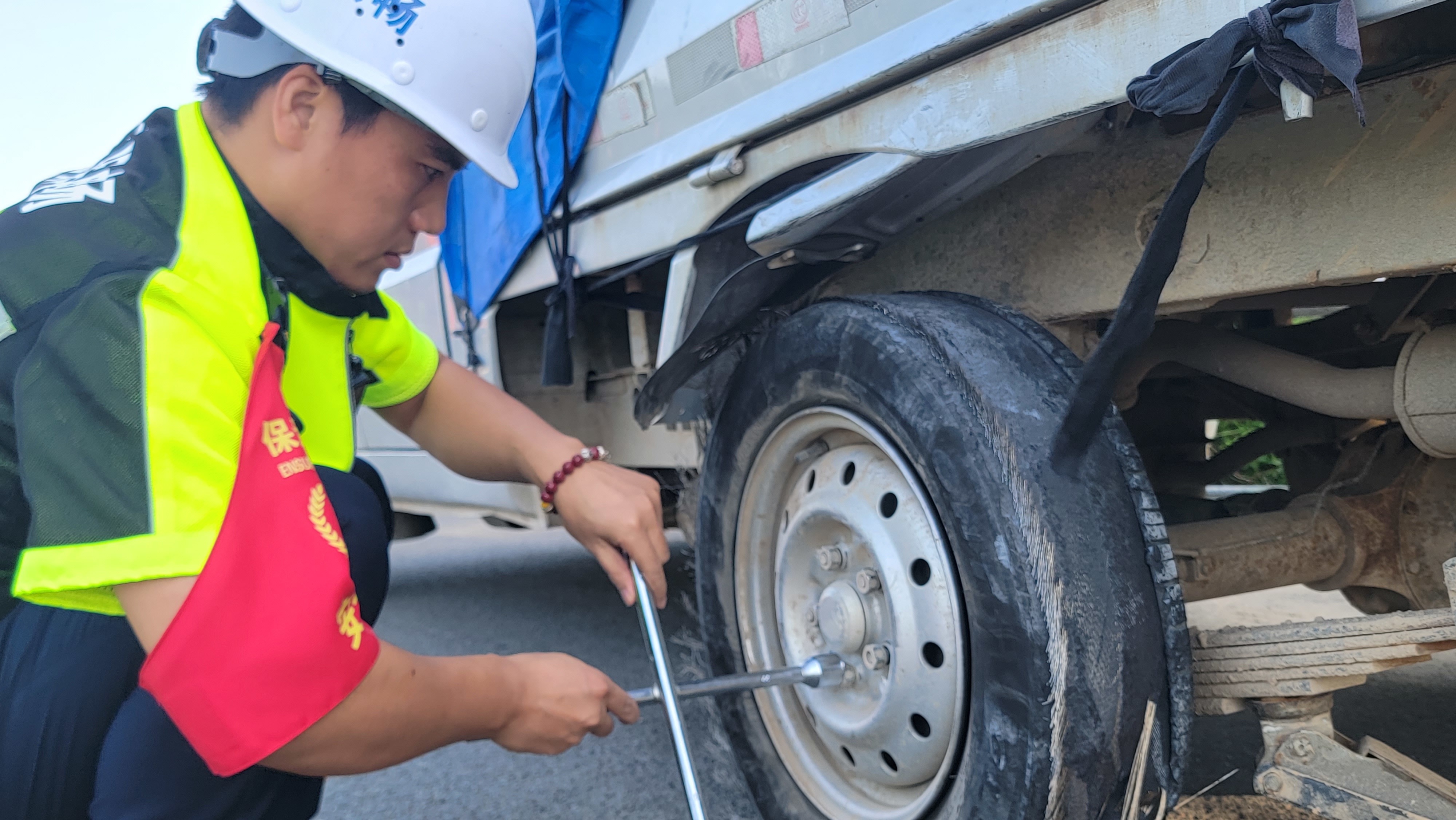 石家庄保通保畅应急大队紧急救援爆胎货车