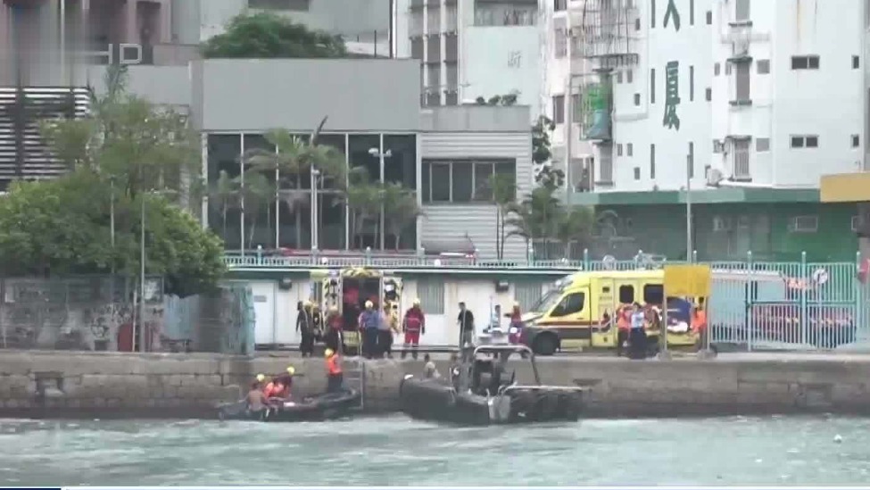 香港一家四口观浪，母子坠海昏迷