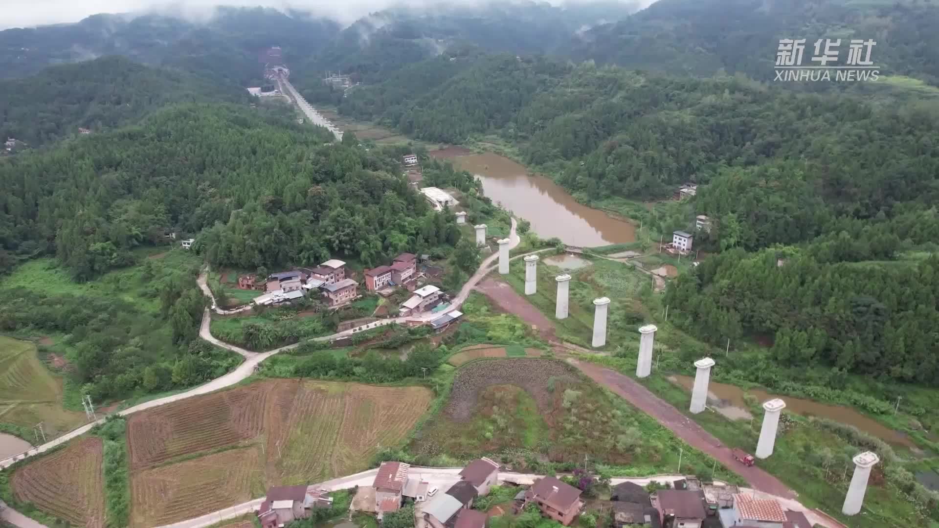 重庆：渝万高铁两条隧道同日贯通