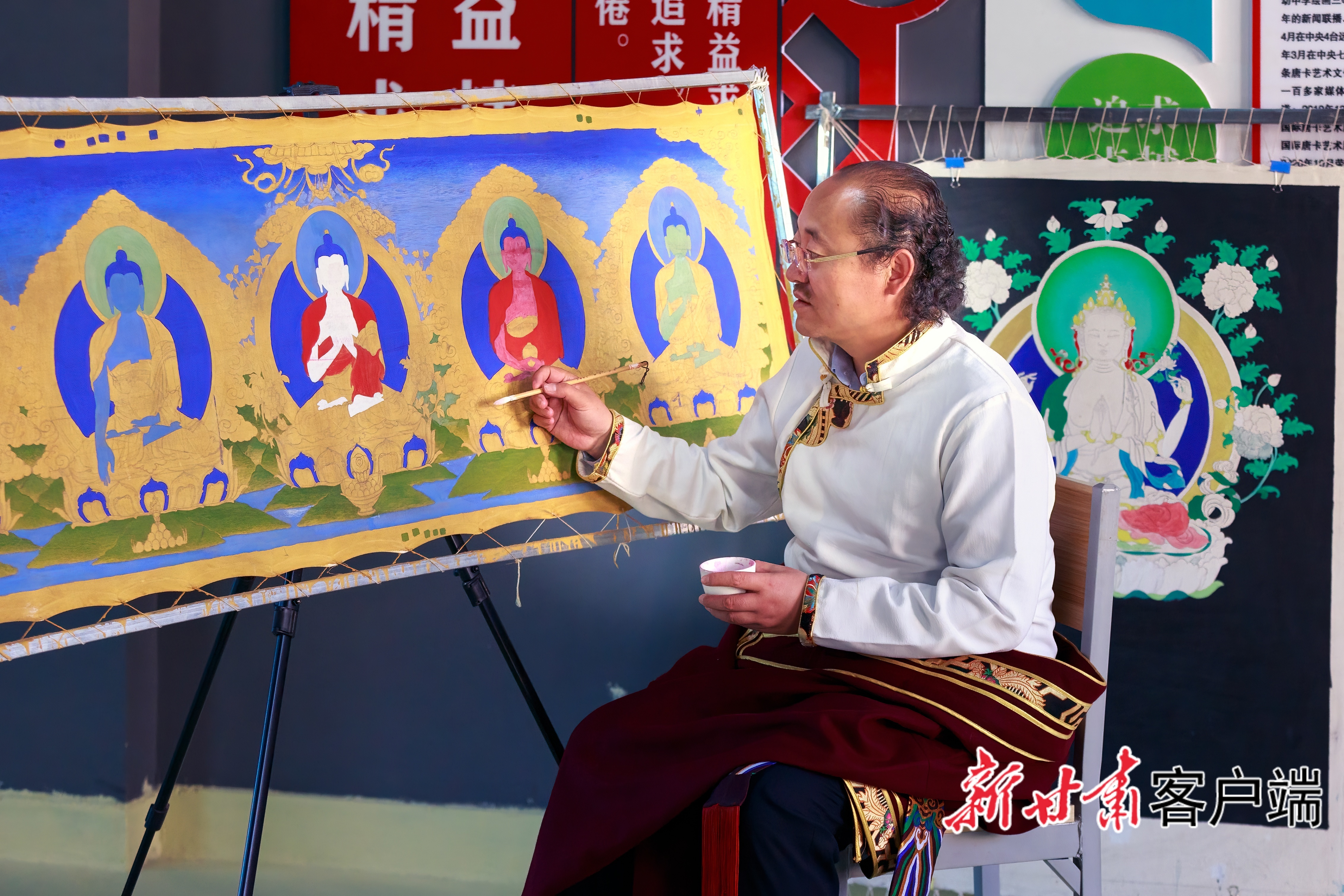 马才成在创作唐卡作品 图片均由天祝县委宣传部提供