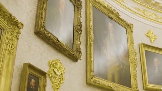 特朗普带密友参观升级的办公室：我们添置了大量24K黄金，我认为非常漂亮