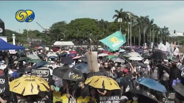 菲律宾数千民众游行，批政府抗洪基建腐败