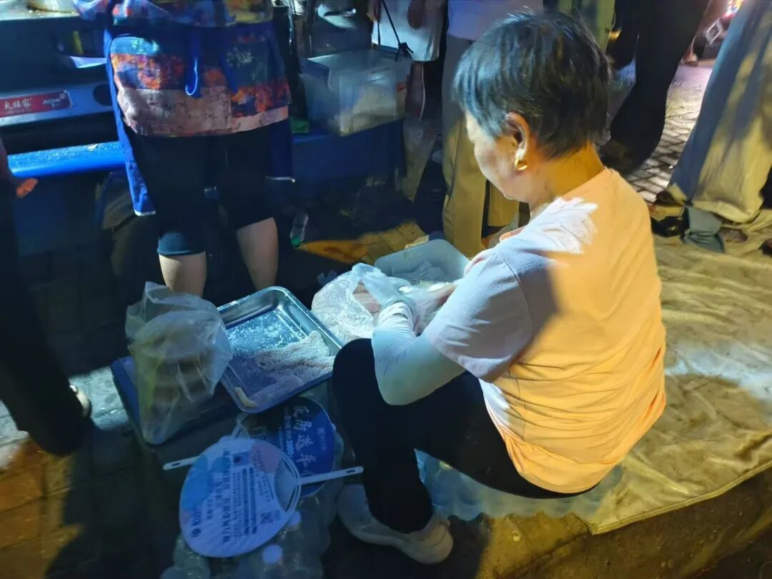 李俊永妈妈在帮忙。图/九派新闻