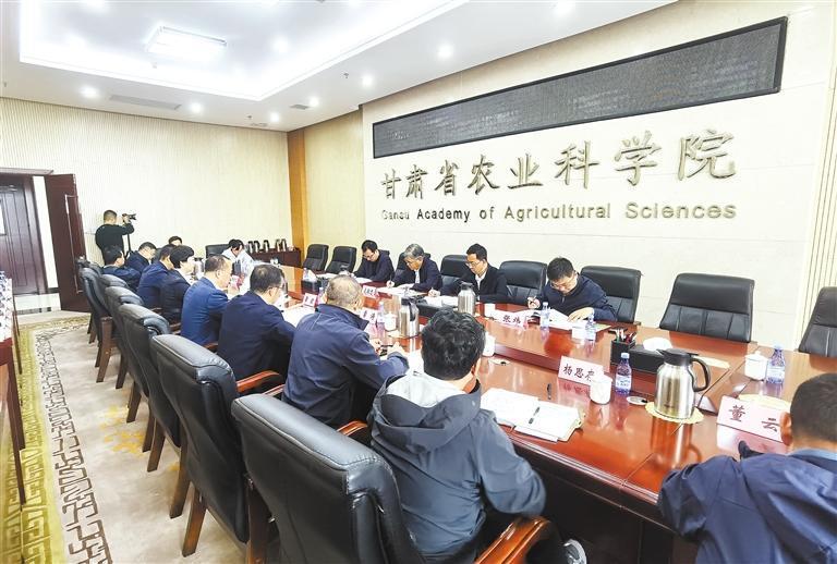 专家在省农科院进行调研座谈 新甘肃·甘肃日报记者 马国顺