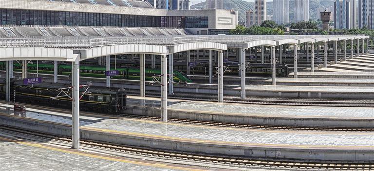 兰州车站客车整装待发