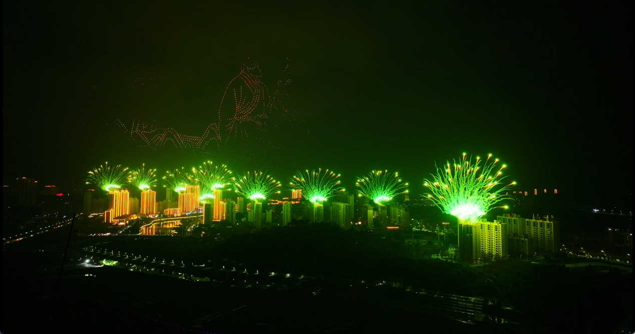 无人机与烟花的结合表演,不仅带来震撼的视觉冲击,更传递着深刻的文化内涵与时代主题(上栗县委宣传部供图)