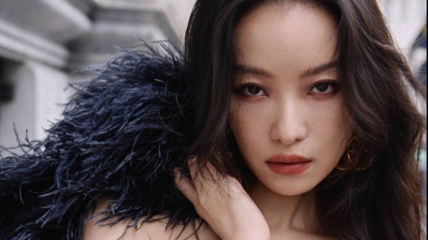 倪妮米兰造型美神降临！亮片羽毛裙冷艳又迷人