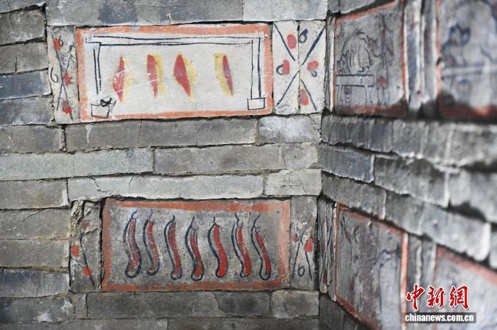 9月24日,位于甘肃省嘉峪关市的嘉峪关新城魏晋墓群六号墓内呈现的《肉条图》画像砖。中新社记者 李亚龙 摄