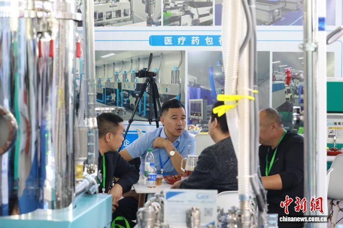 图为供需双方在第六届中国&middot;沧县塑料中空制品展览会上洽谈业务。 田博 摄