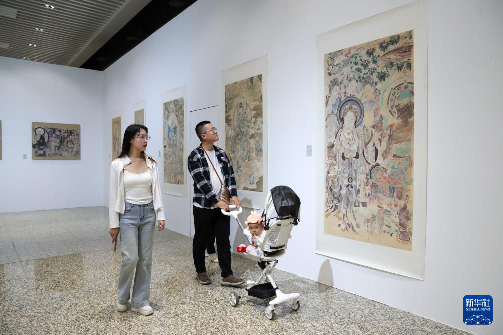 9月22日，游客在参观敦煌文博会上的展览。