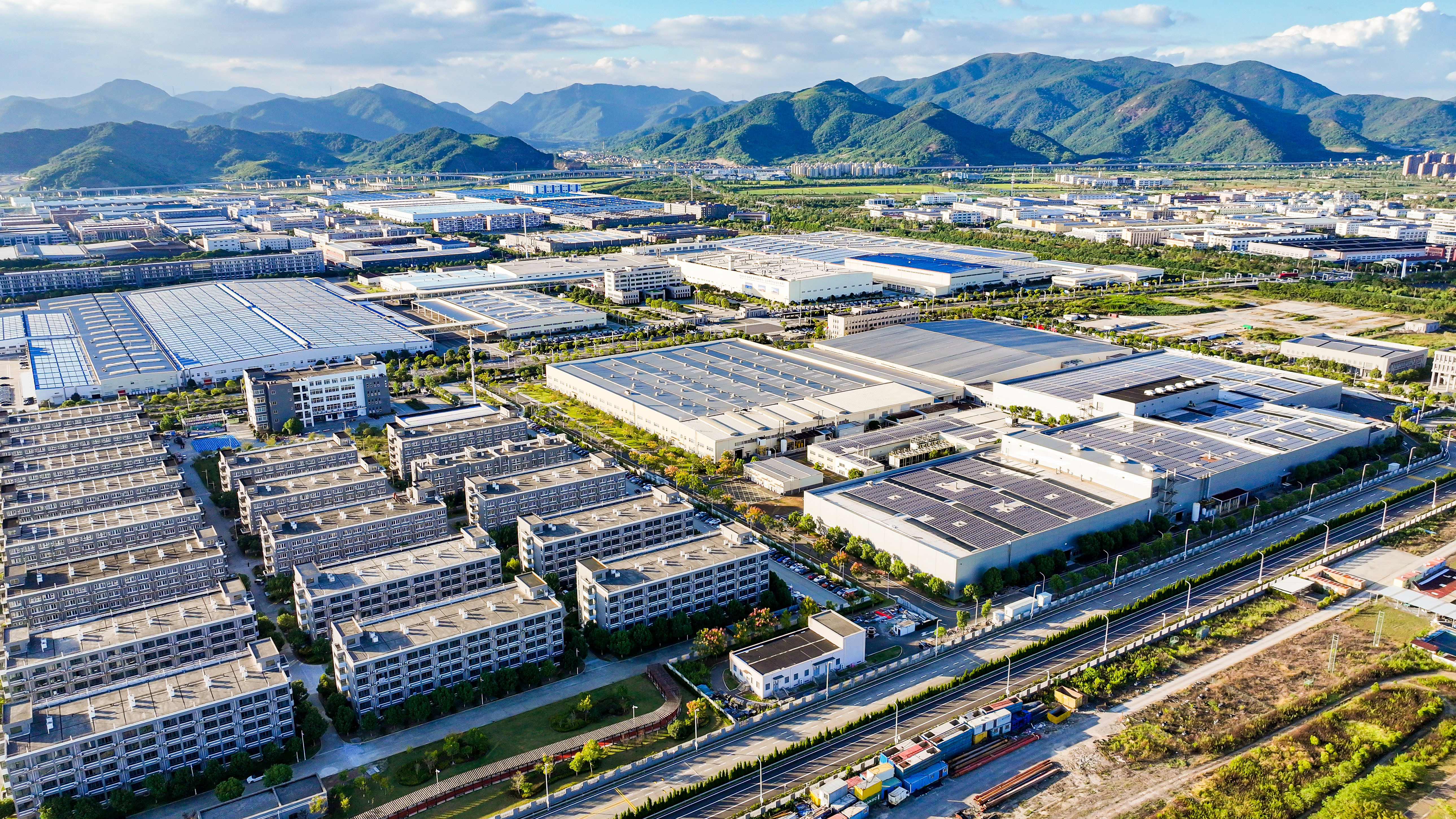 “艺路先锋”走进吉利极氪工厂，真情说唱颂扬宁波先进制造之光