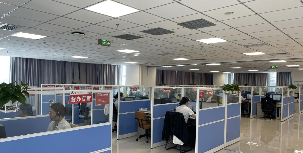 图为三亚12345热线话务大厅