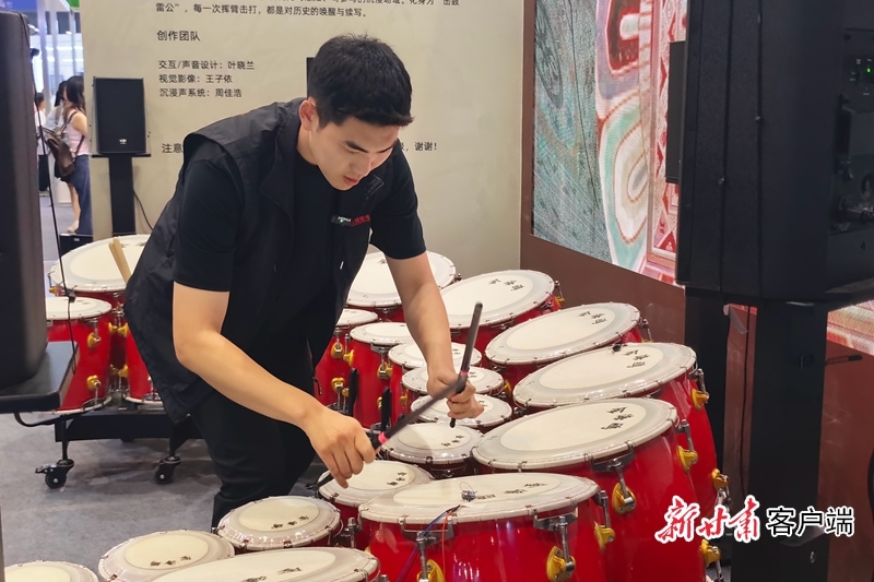 江音乐学院学生现场表演雷鼓
