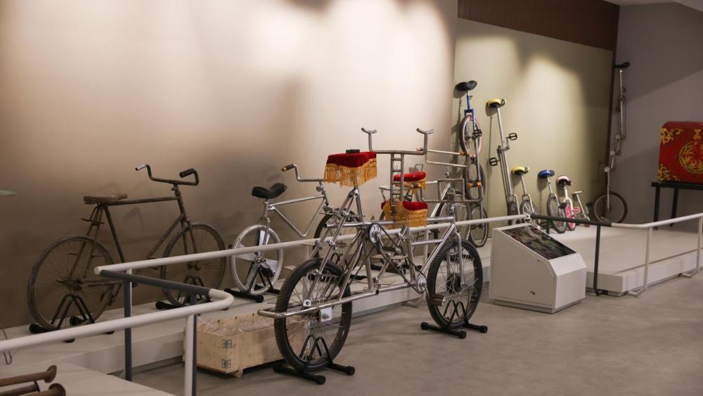 吴桥杂技博物馆内一角，摆放着自行车、独轮车等不同年代的杂技道具。受访者供图