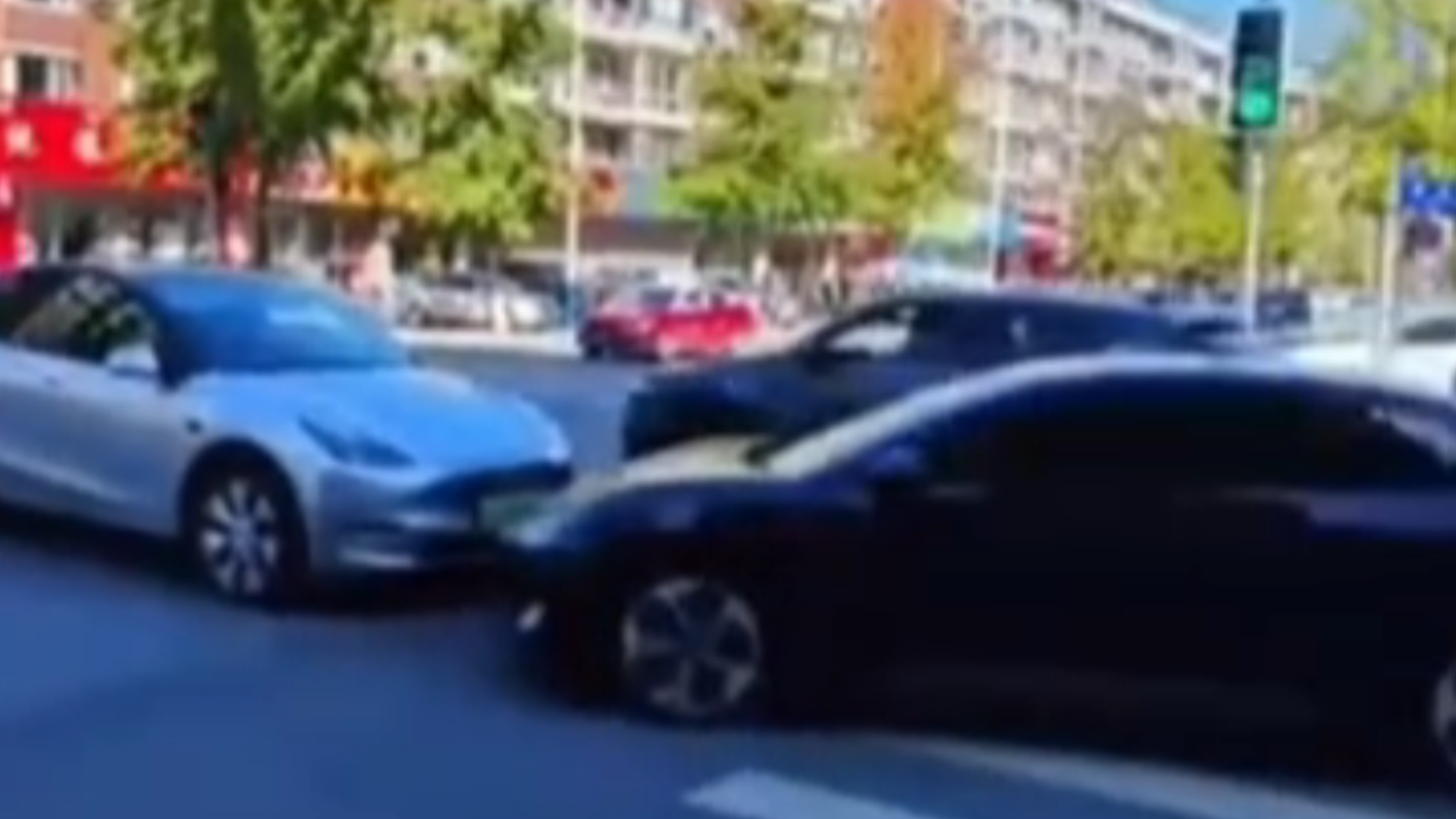 十字路口两车“顶牛”引发拥堵，其中一司机自称是公安局的，丹东公安：将介入调查