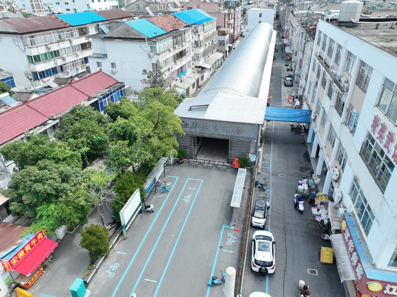 图为治理后的江华农贸市场 弓煜摄