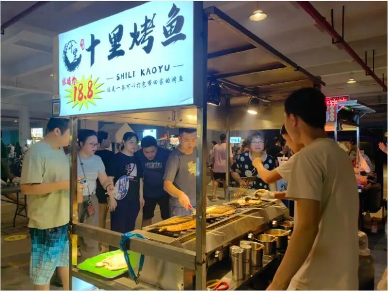 摩创园夜市摊位生意红火