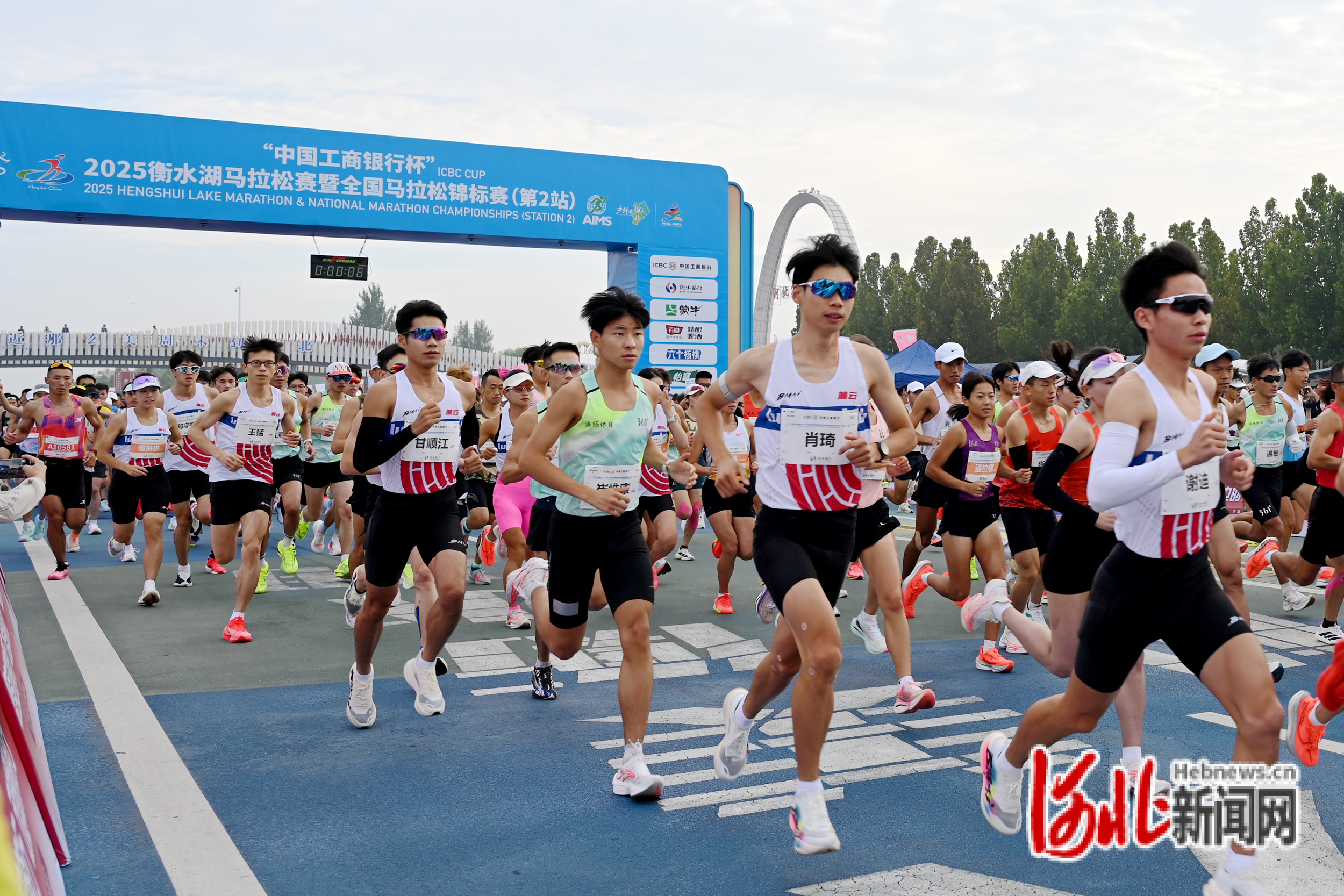 9月21日7时30分，2025衡水湖马拉松赛暨全国马拉松锦标赛（第2站）在衡水湖畔鸣枪开跑。河北日报记者焦磊摄