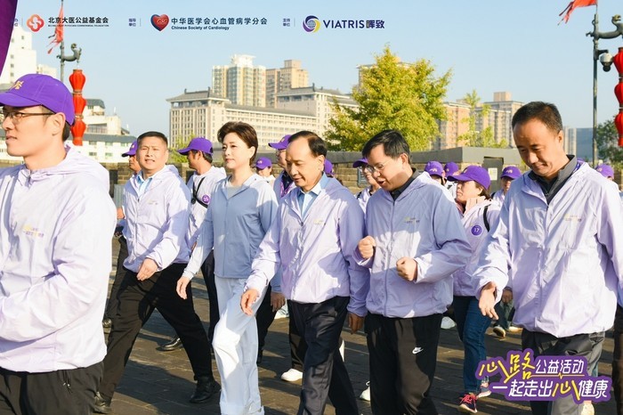 专家、医护人员与市民共同参与“健步行”活动环节