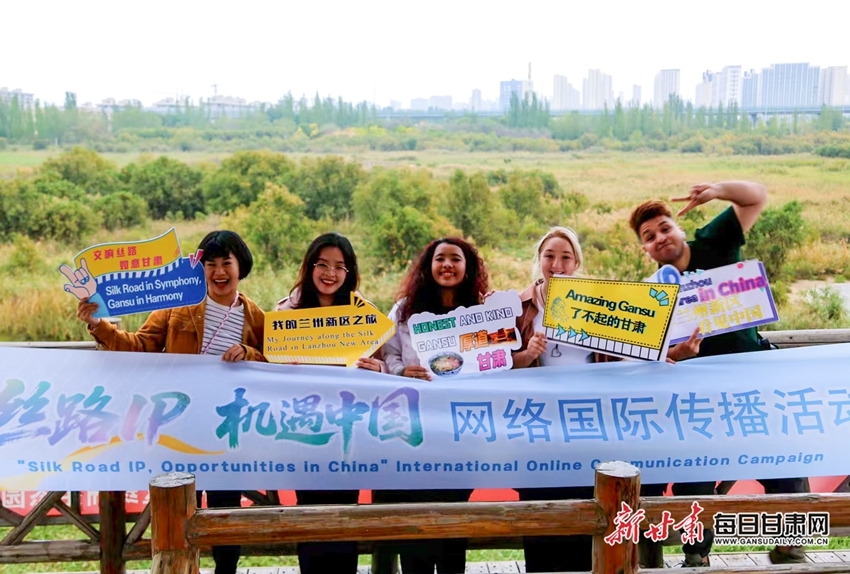 网红博主们在秦王川国家湿地公园